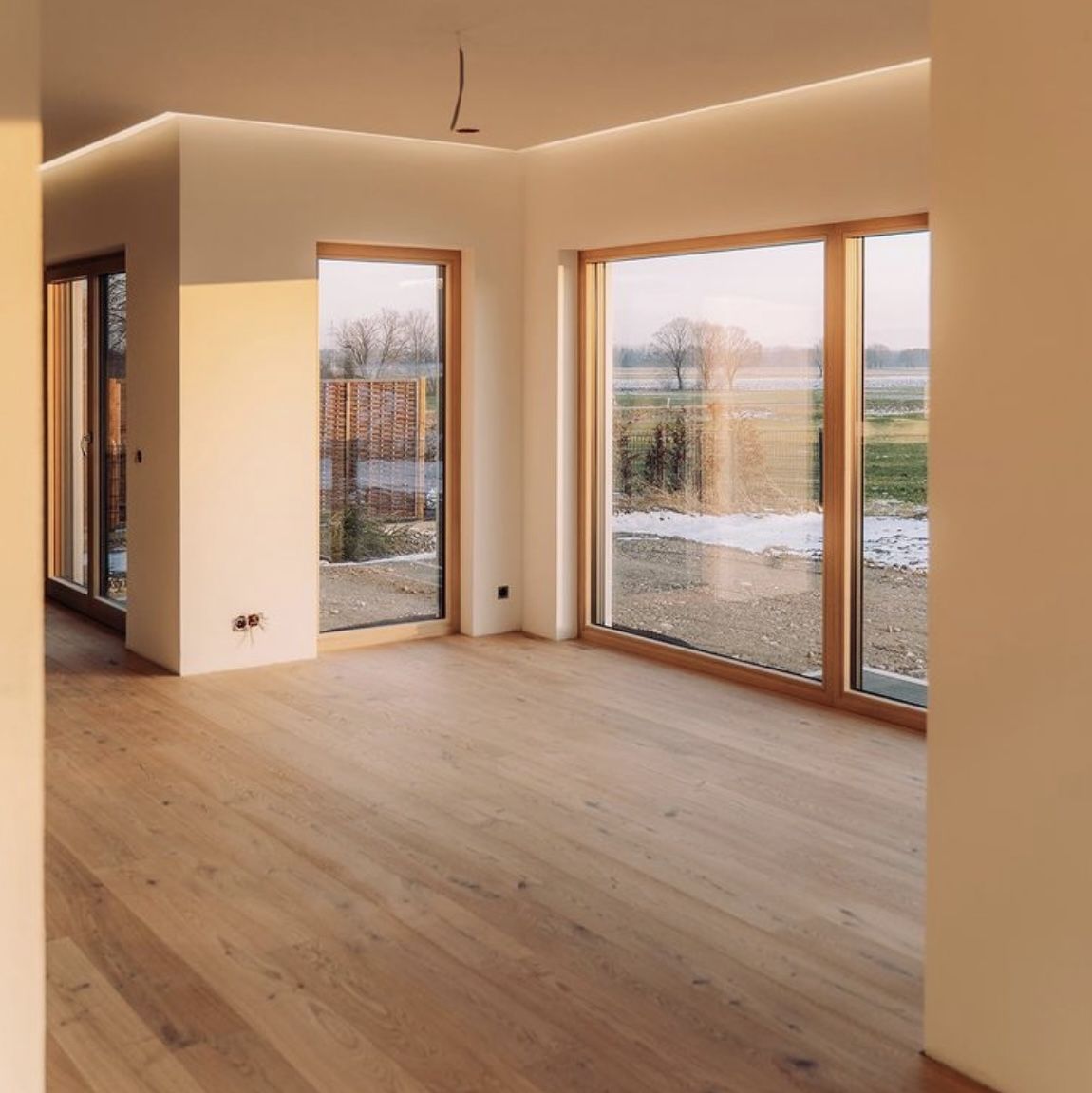 Pasillo con suelo de tarima y puerta corredera de madera.