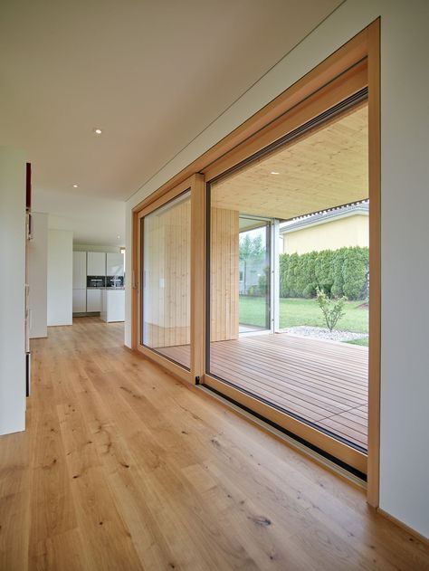 Puerta corredera de madera a la terraza